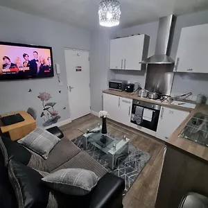  Apartment Cozy Luxe Apartment: Free Parking & Wi-fi United Kingdom